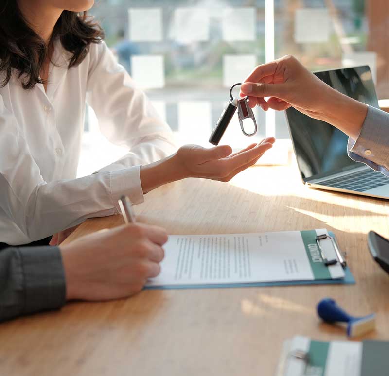 gente-de-negocios-trabajando-en-la-mesa